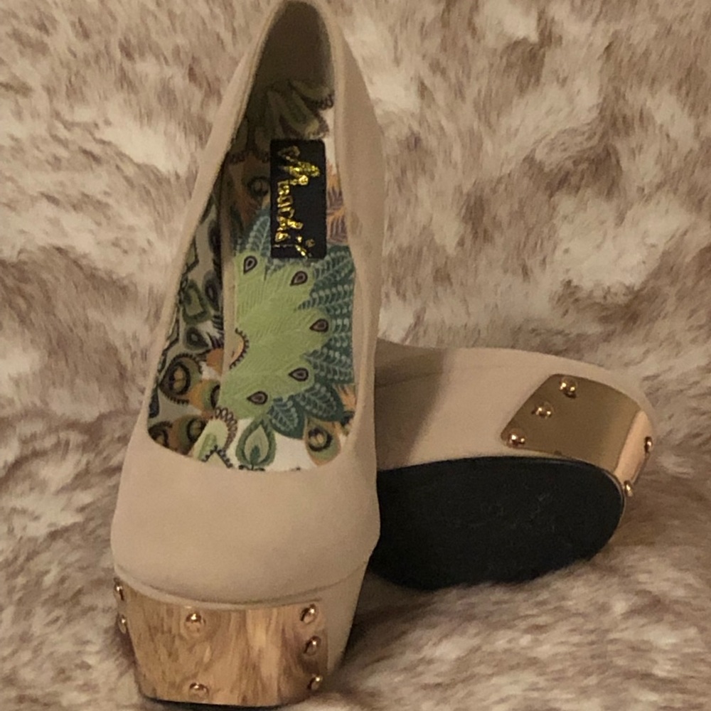 NEW - Nude Faux Suede High Heels, Gold Plated Toe - Picture 4 of 4